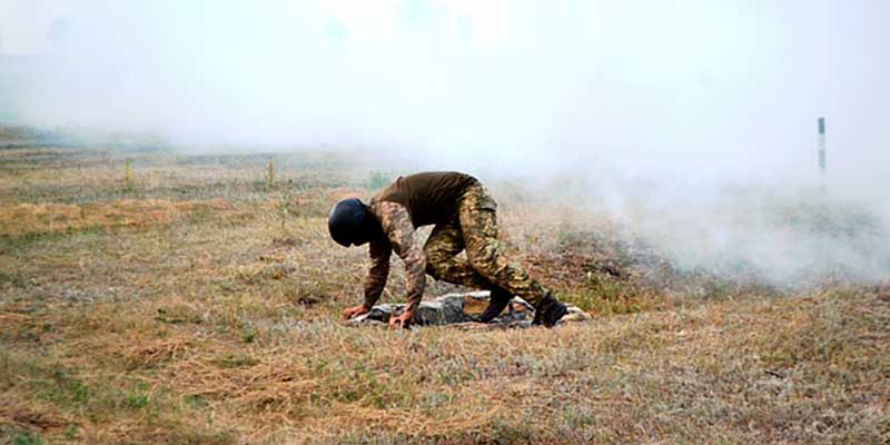 soldado en el campo de batalla